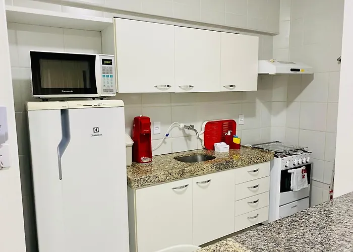 Quarto e sala com piscina próximo à praia