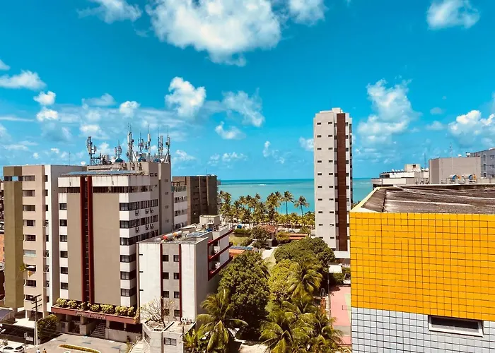Quarto e sala com piscina próximo à praia