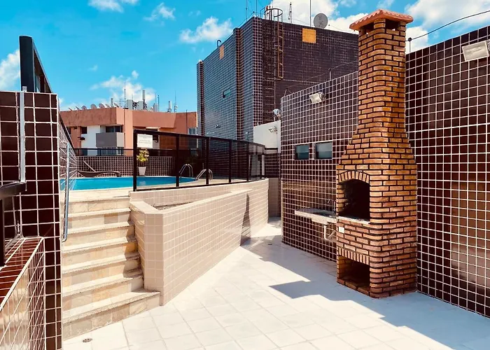 Quarto e sala com piscina próximo à praia